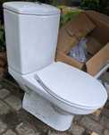 WC stojące białe wraz ze spłuczką
