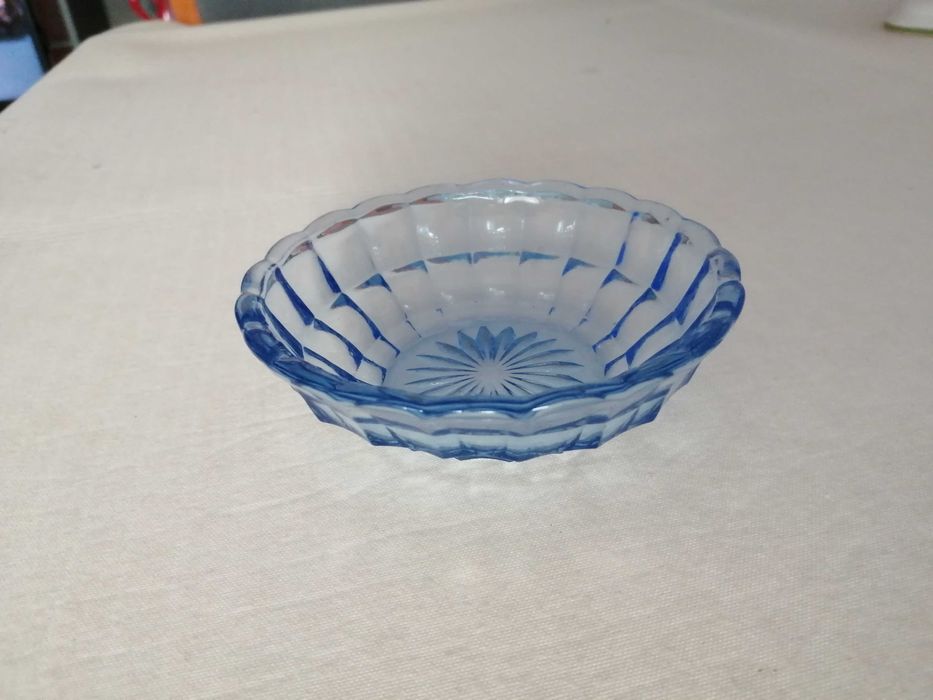 pequena taça em vidro azul trabalhada