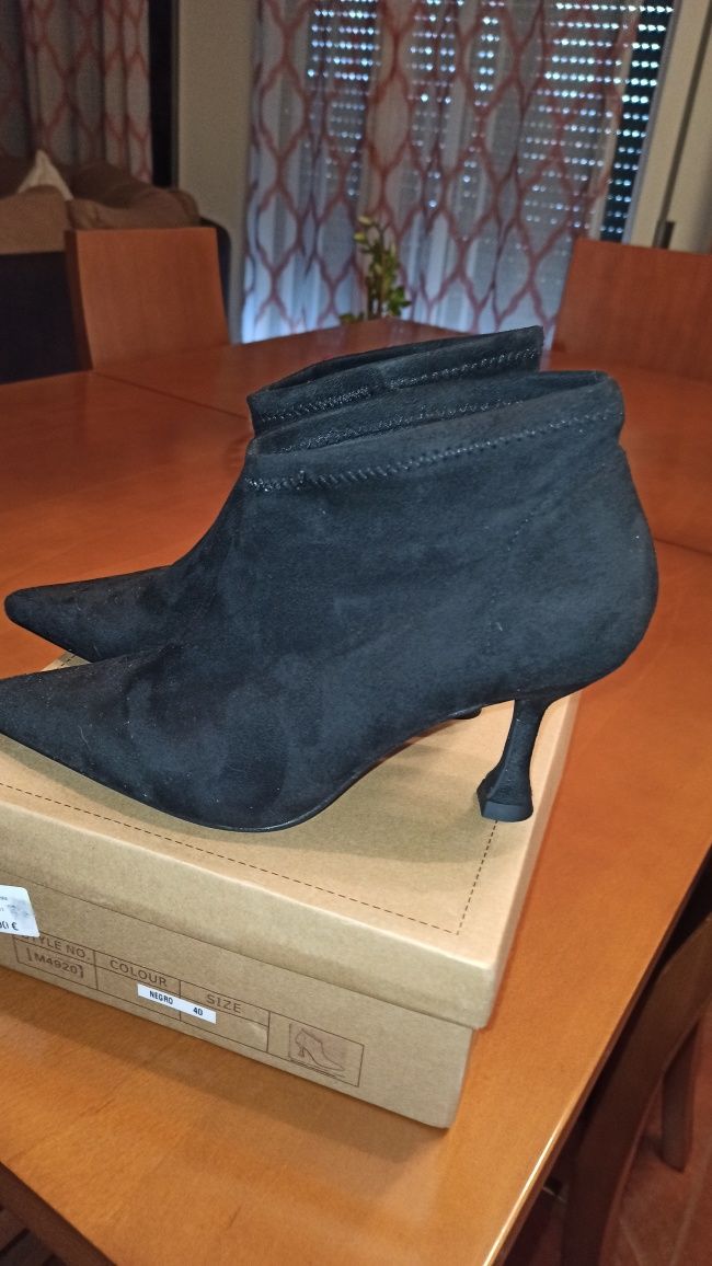 Botins de salto novos