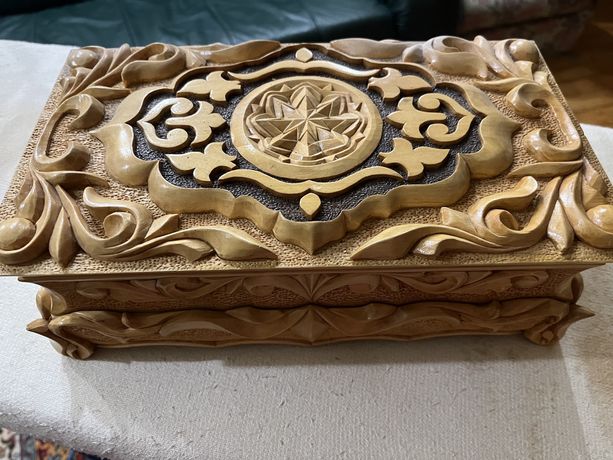 Скринька (шкатулка) Нова  різьблена  з дерева ручної роботи