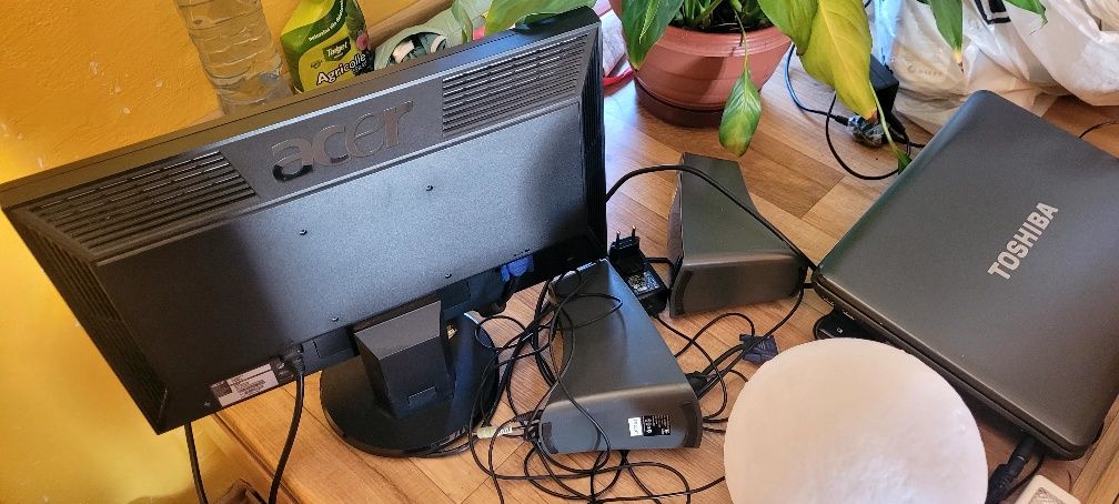 Oddam elektronikę dyski płyta główna przewody głośniki