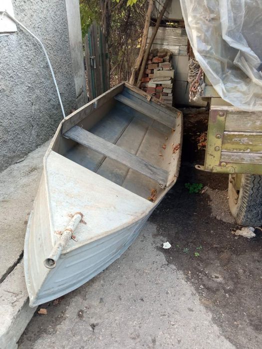 Лодка з лафетом в комплекті