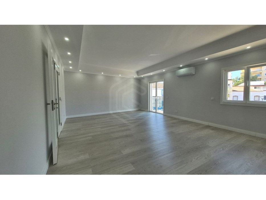 Moradia de 3 pisos localizada em condomínio privado na Mexilhoeira ...