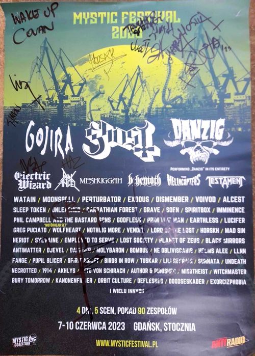 Plakaty z podpisami muzyków z Mystic Festiwal 2023