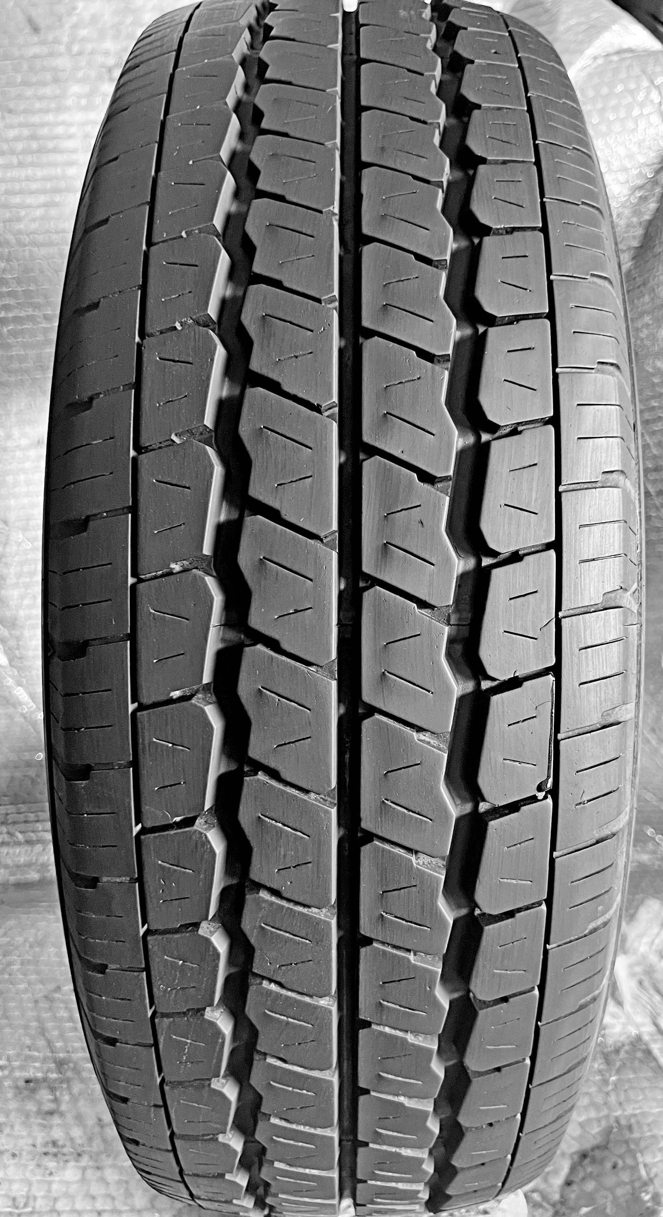 Шини Б/в 205.65.15c пара Falken