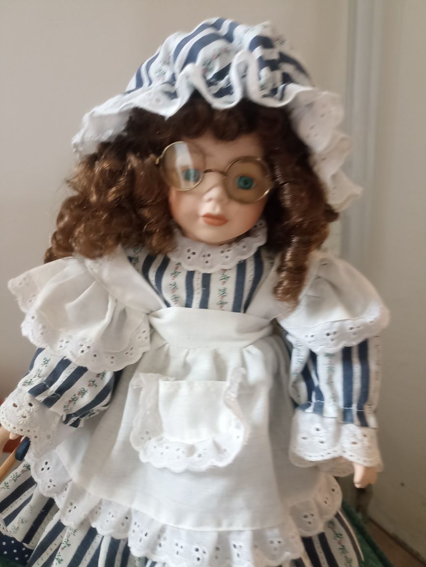 Piękna porcelanowa lalka pokojówka.