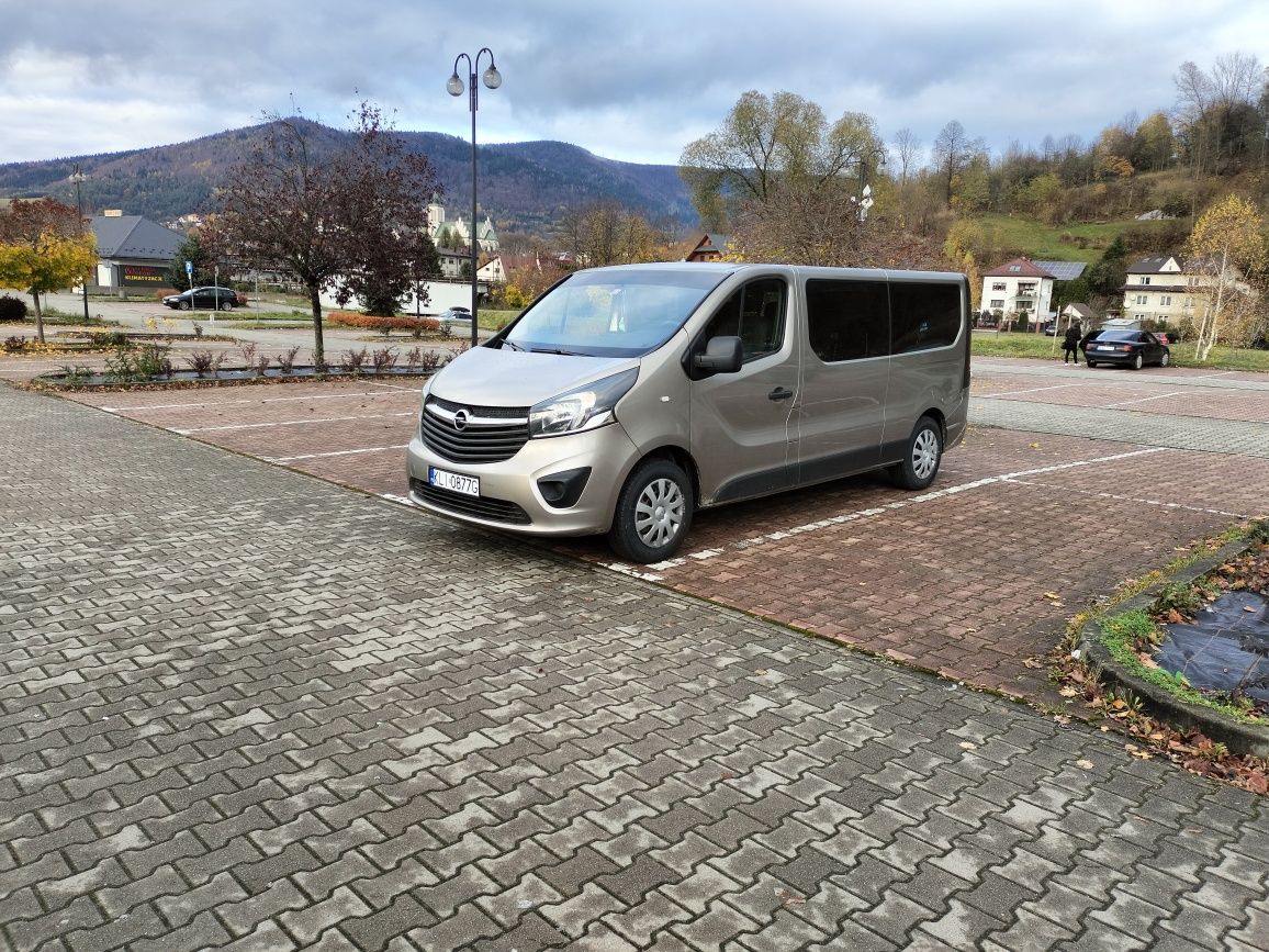 Wynajem bus Opel Vivaro Long 9 osobowy