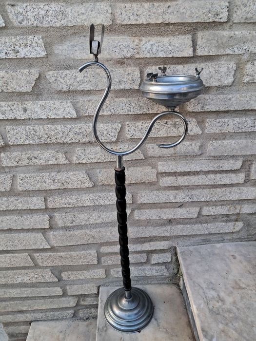 Cinzeiro de pé alto