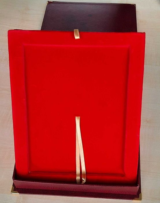 Etui do dyplomu drewnianego, czerwone 30x25cm nowe