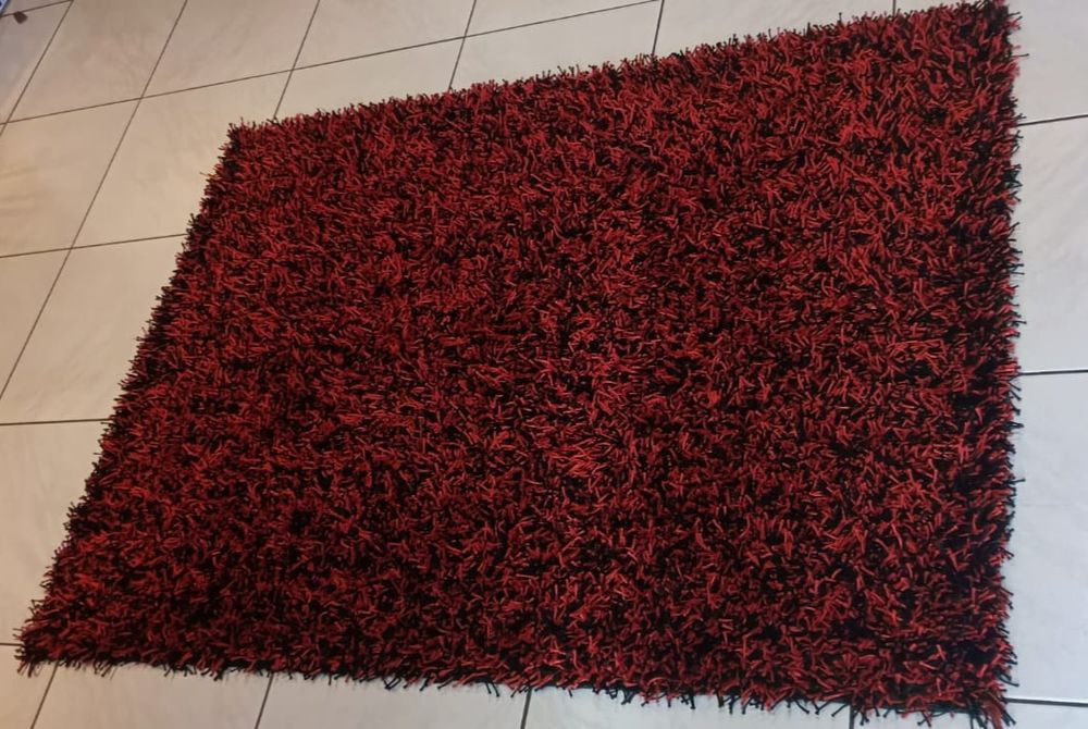 Tapete vernelho e preto
