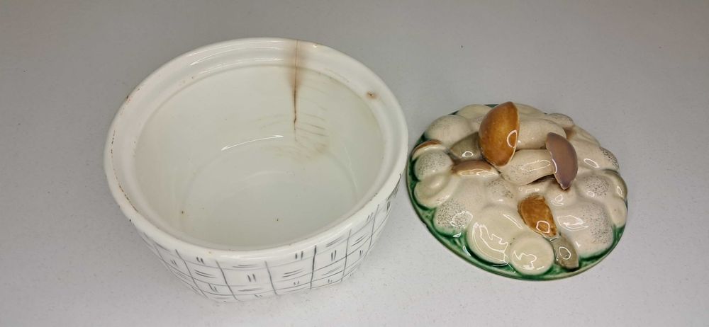 Шкатулка "Грибы" грибное лукошко. Фаянс ЗИК Конаково СССР. Редкая.