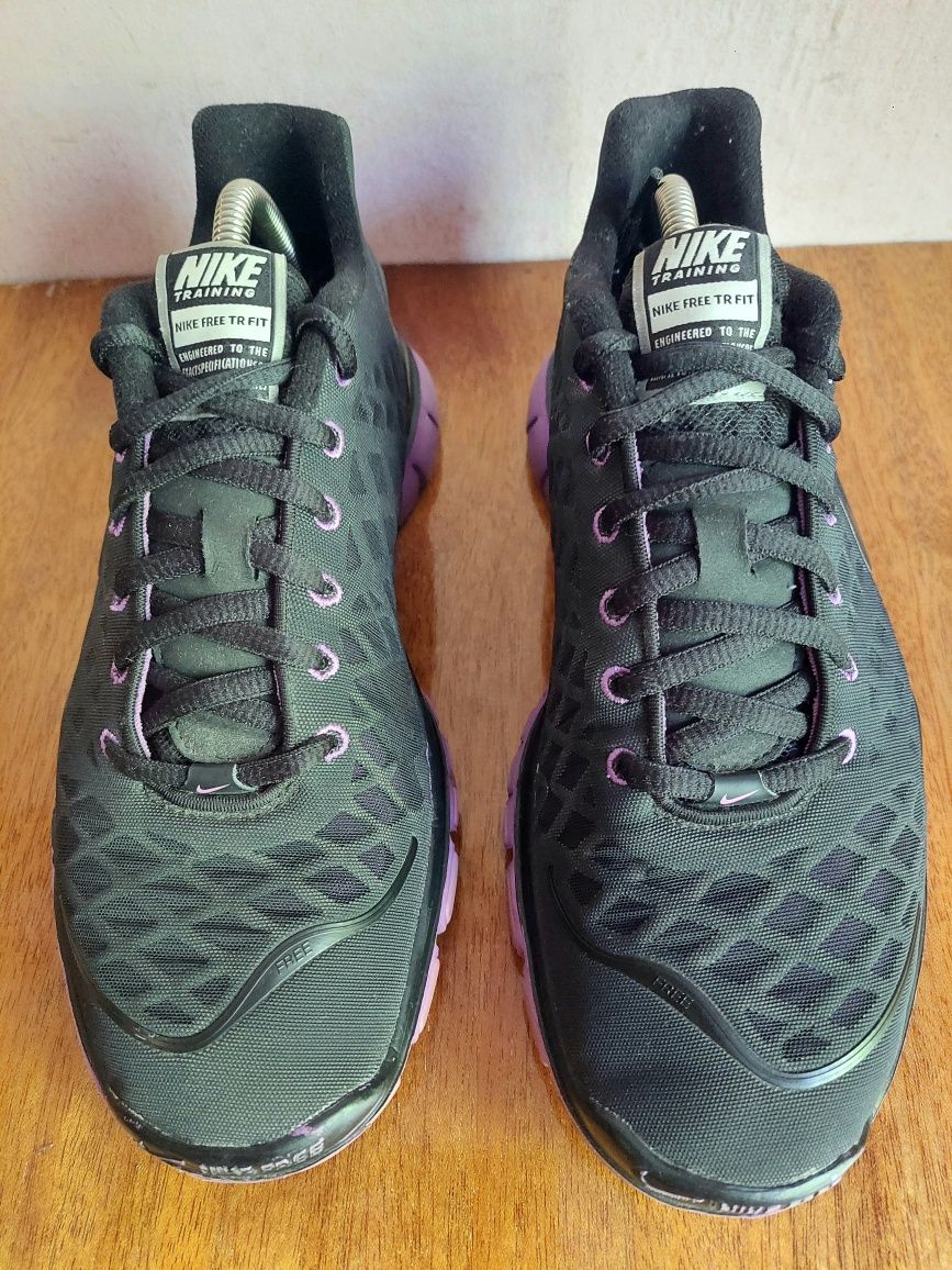 Кроссовки бігові фірми Nike free tr fit оригінал 

Стан класний 

Розм