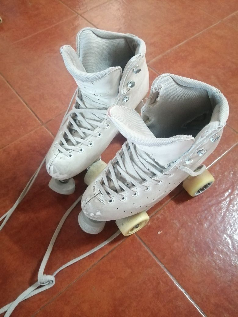 Patins, bota esordio 255, chassis variant M, rodas magnum.