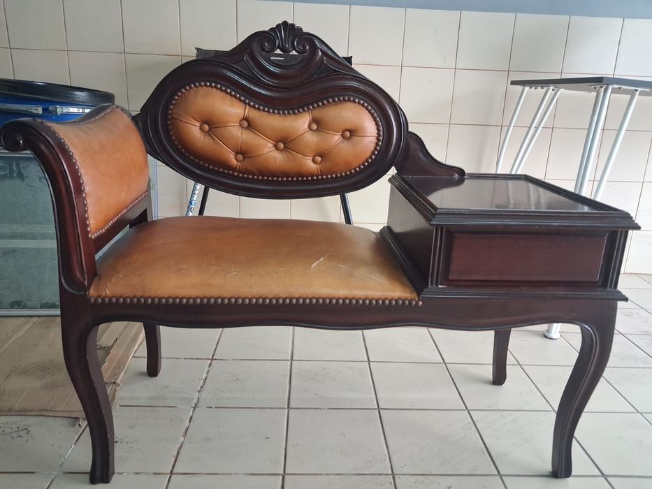 Banco de telefone antigo em cerejeira