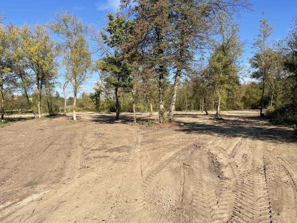 Пейзажна ділянка в затишному місці біля води