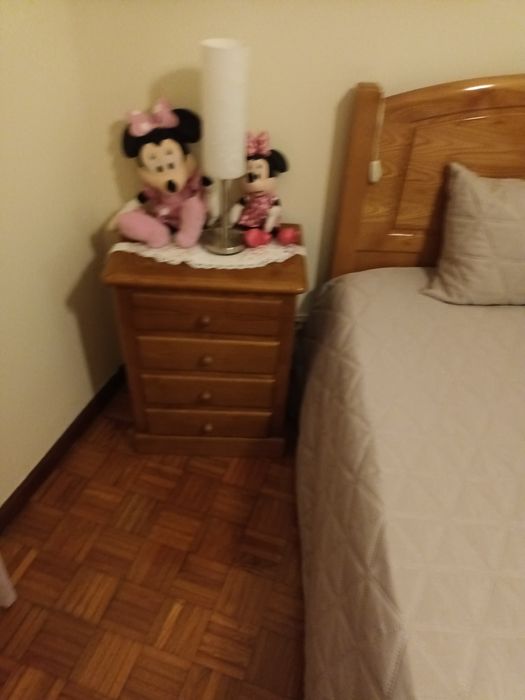 Cama  de solteiro com duas mesinhas de  cabeceiras