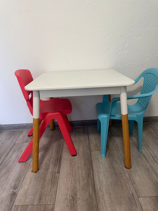 Stolik i dwa krzesełka dla dziecka