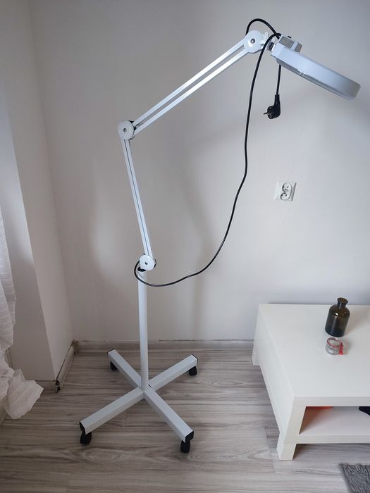 Lampa kosmetyczna z powiększeniem
