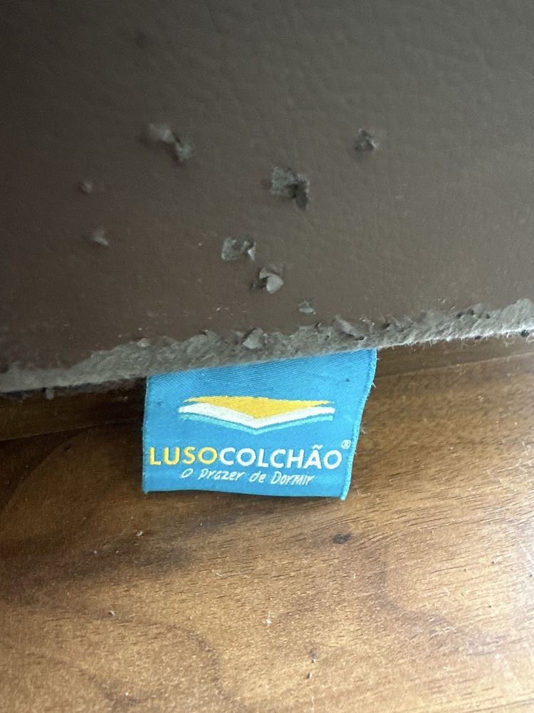 Ofereco cama e colchão