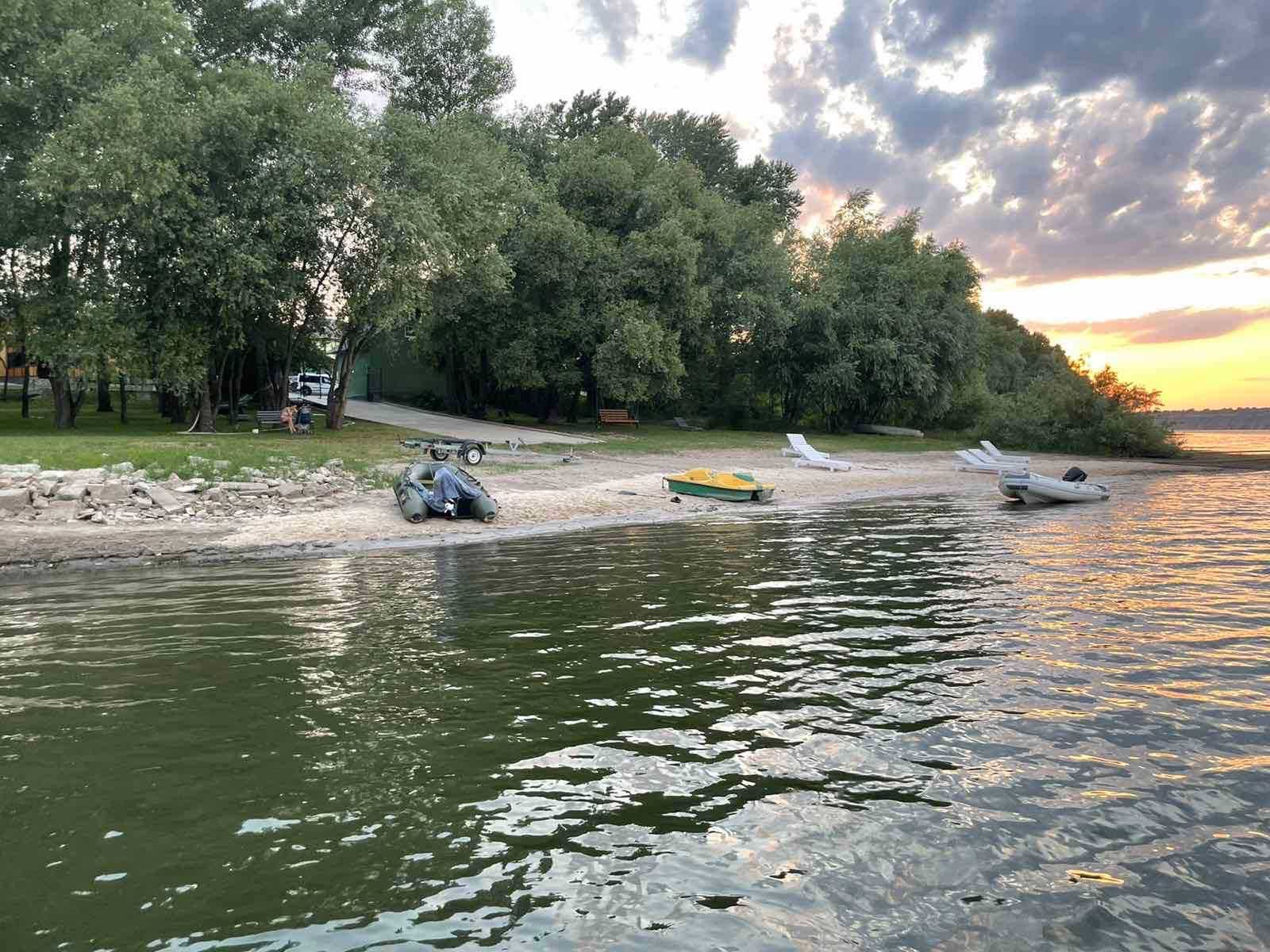 Будинок з басейном на р. Дністер . Риболовля. Відпочинок.