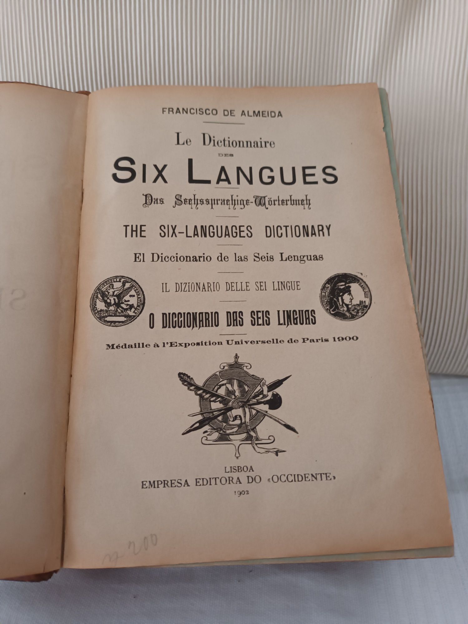 Vendo dicionário do ano 1902. Estado Impecável.