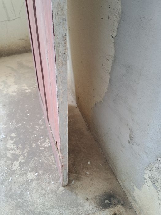 Porta antiga em madeira maciça