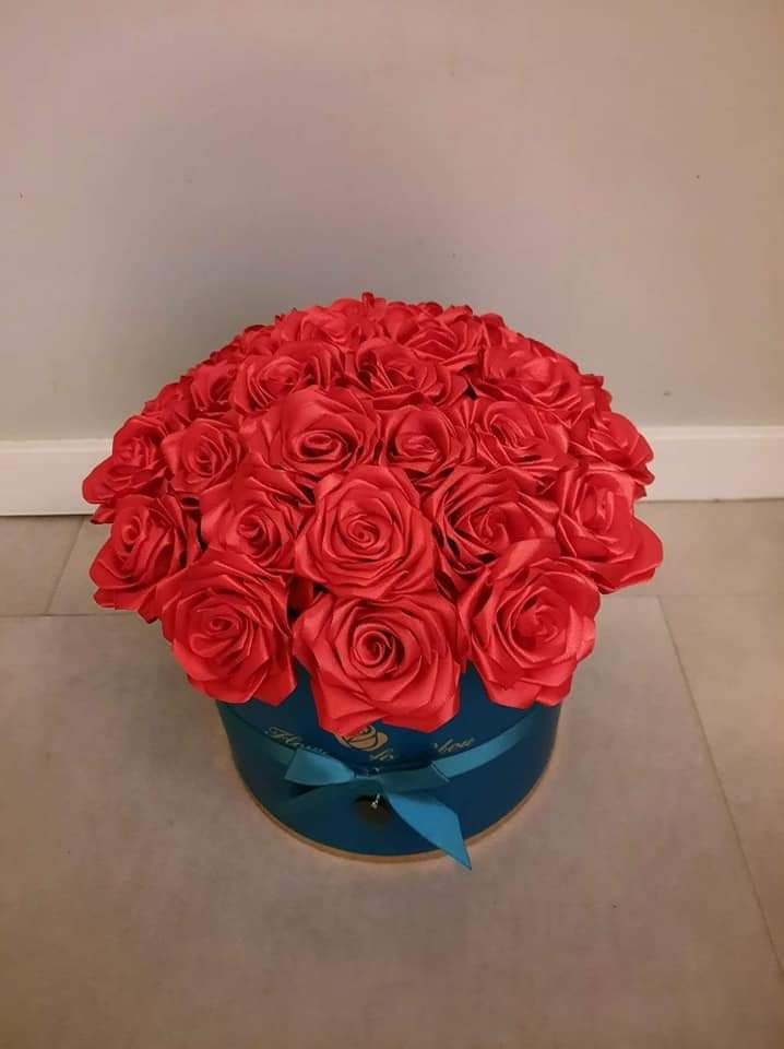 Flowerbox lub kosz z recznie robionych róż.