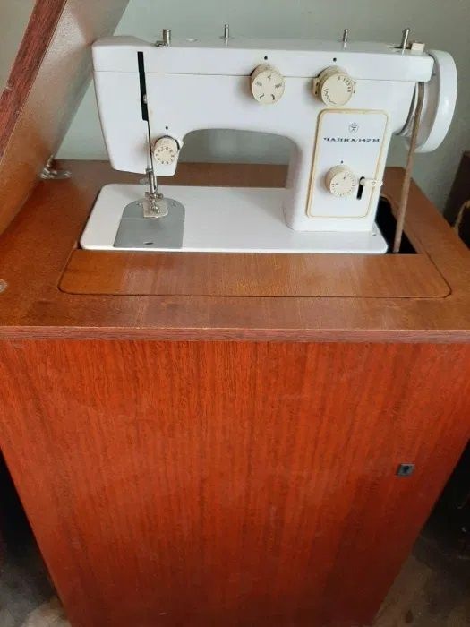 Рабочая Швейная машинка Чайка 142-М, ножным механическим приводом