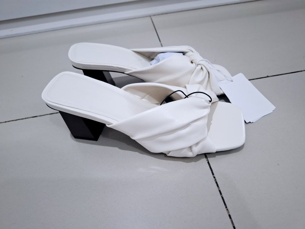 Nowe eleganckie klapki na słupku reserved kremowe 38