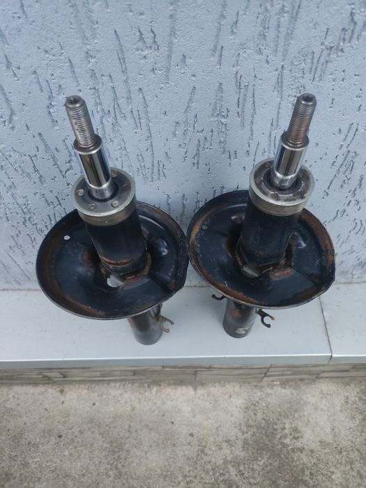 Продам передні стійки гольф 4 універсал