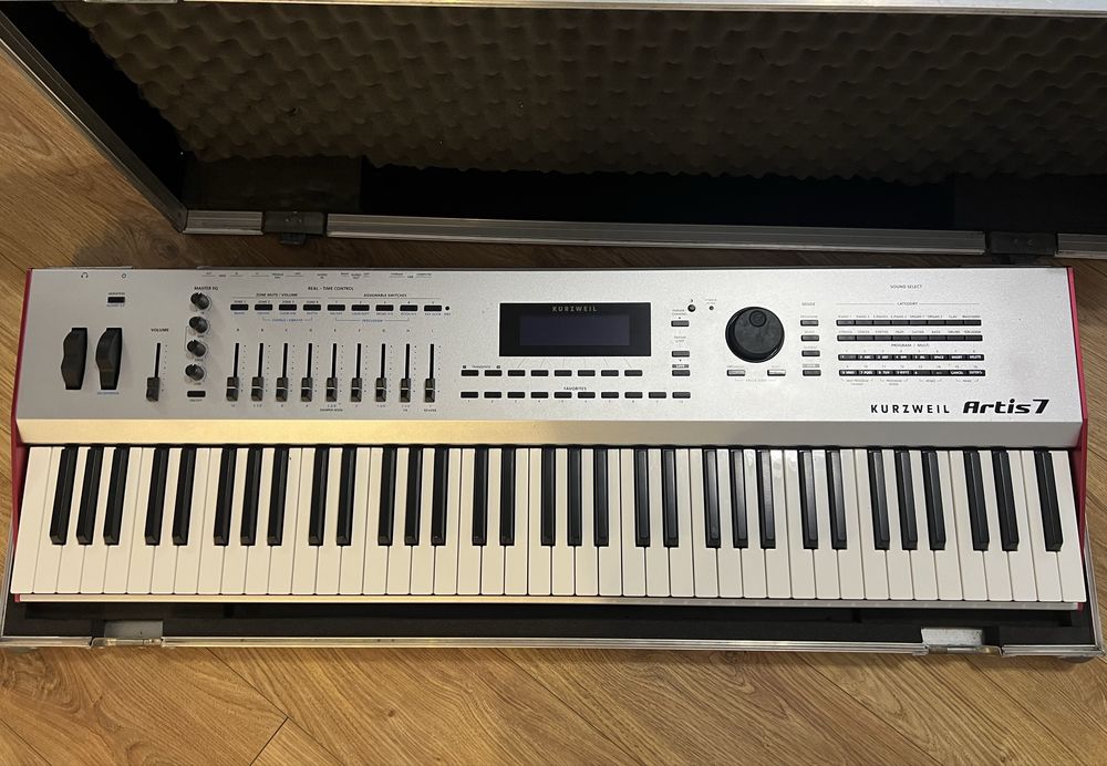 Kurzweil Artis 7 syntezator + twardy case. Stan bdb