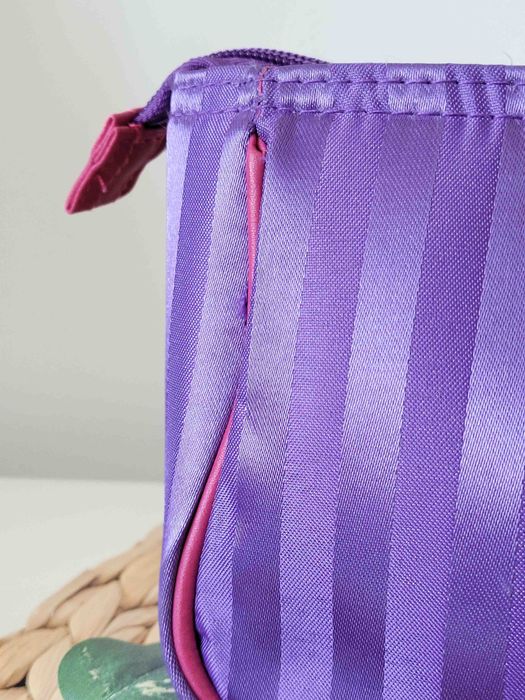 Kosmetyczka fioletowa damska dziewczęca z brelokiem, średnia