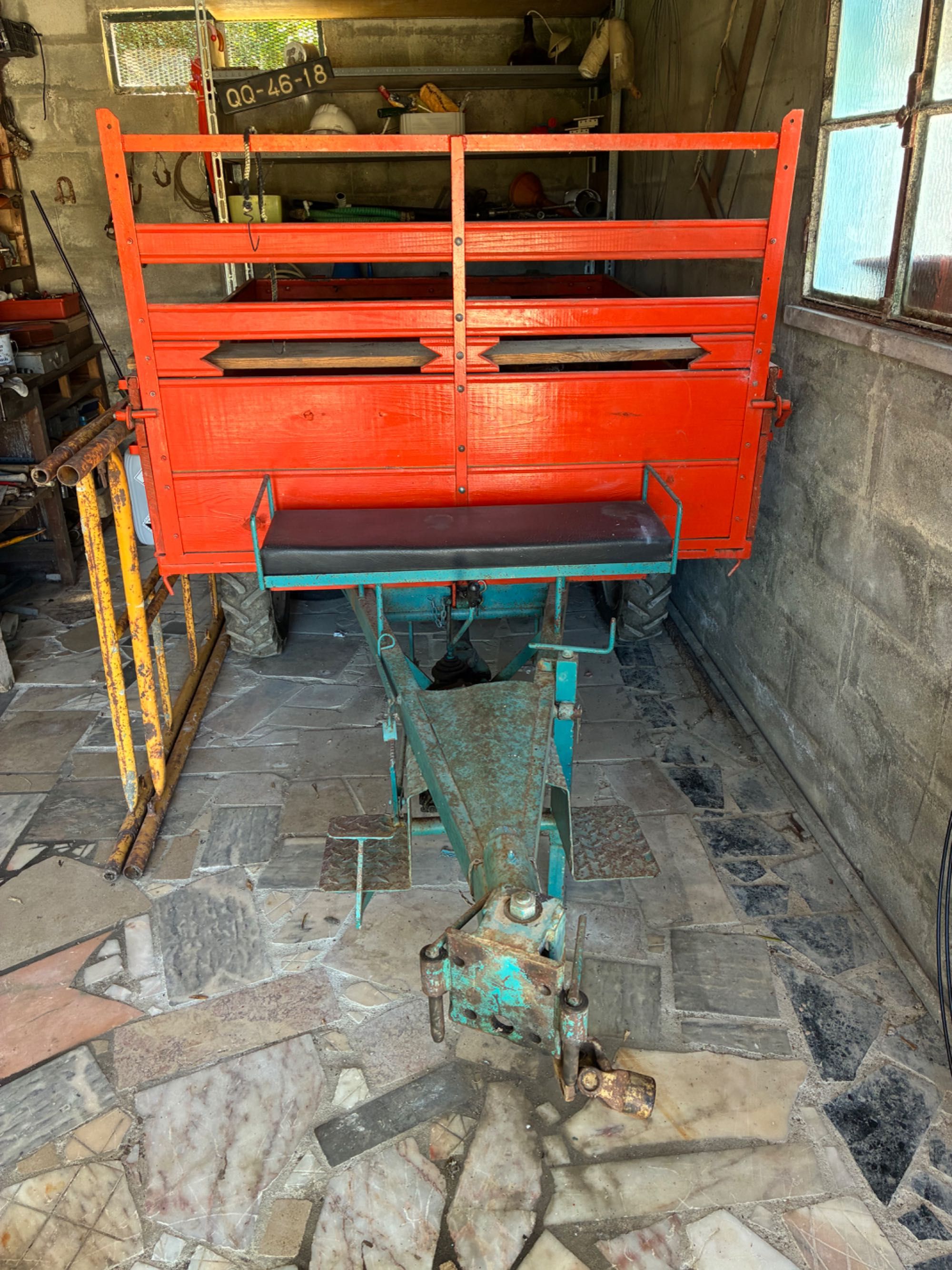 Trator truss moto enchada e atrelado com tração