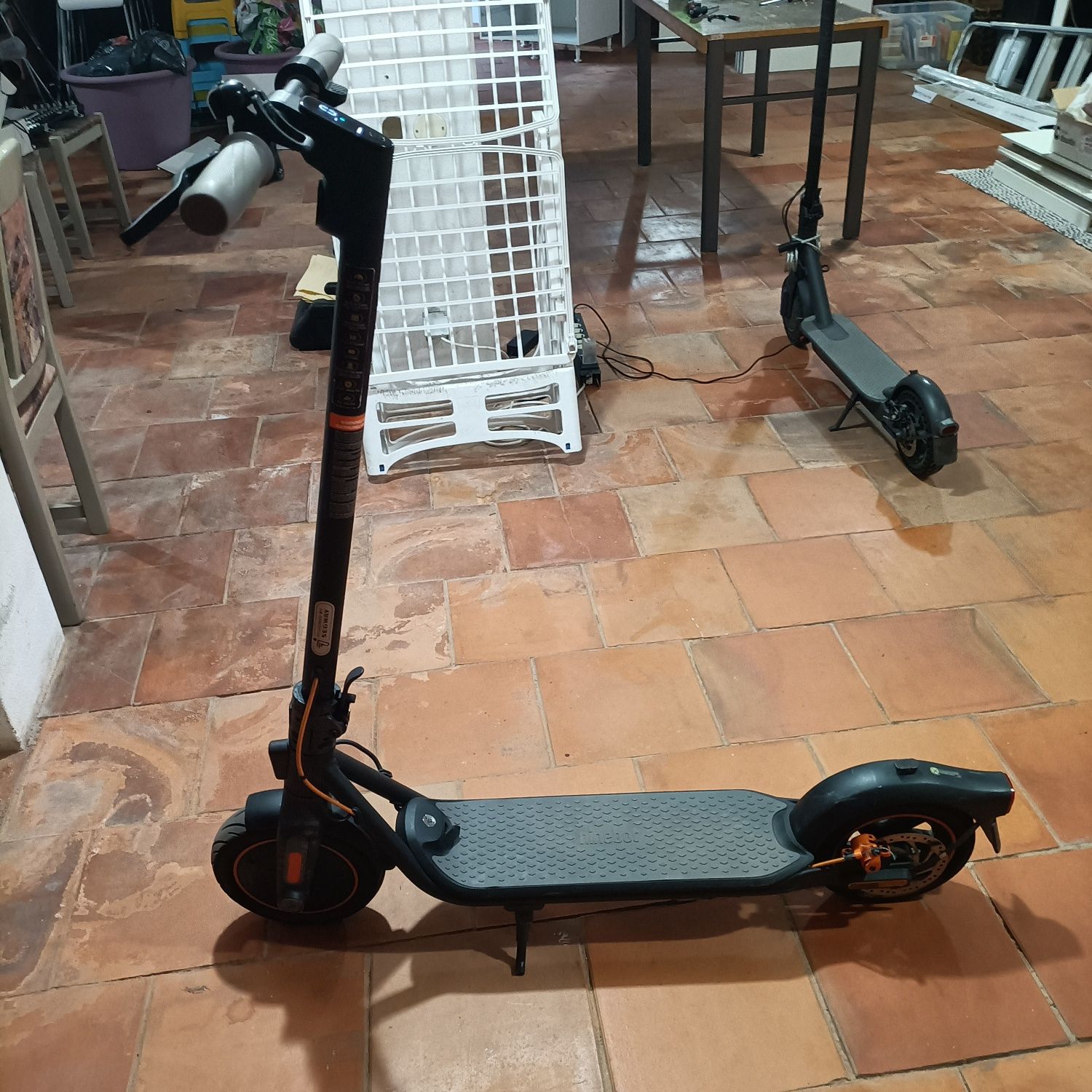 1 Trotinetes Seagway F40 e 1 Xiaomi Mi Essential