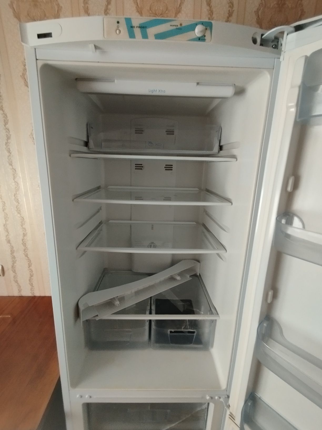 Продам холодильник Indezit
