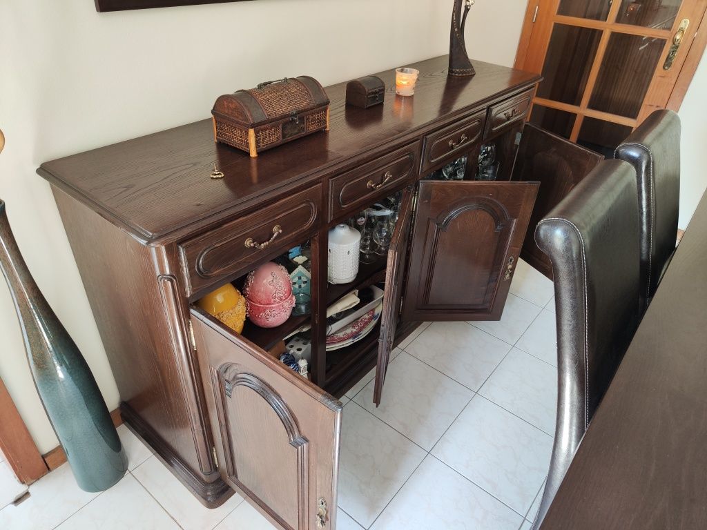 Conjunto Mesa de Jantar + 6 cadeiras + Aparador