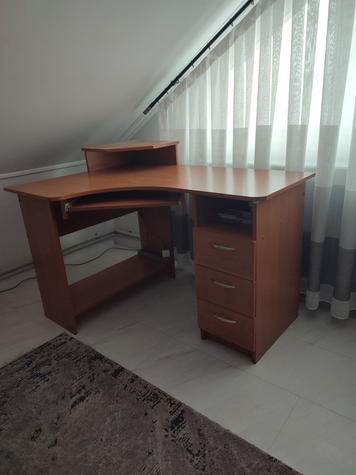 Комп'ютерний стіл