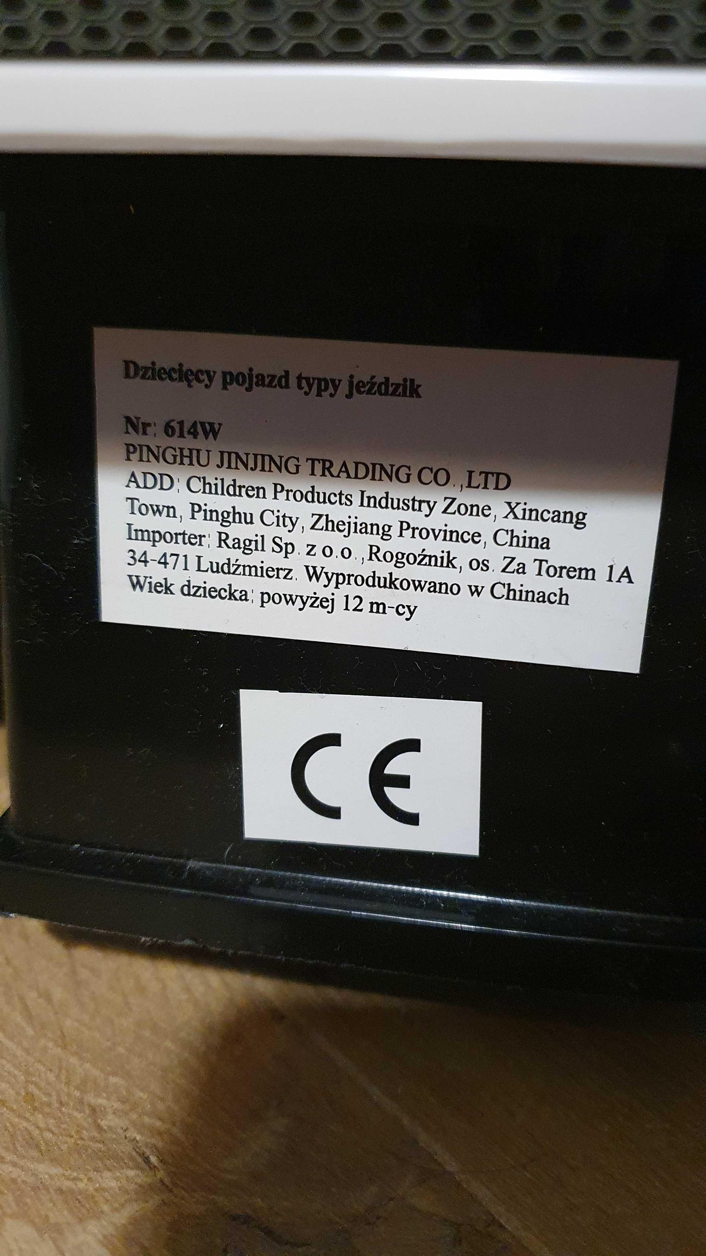 Jeździk Sport Car 614W biały, otwierane siedzisko