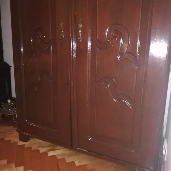 Шкаф одежний старинний