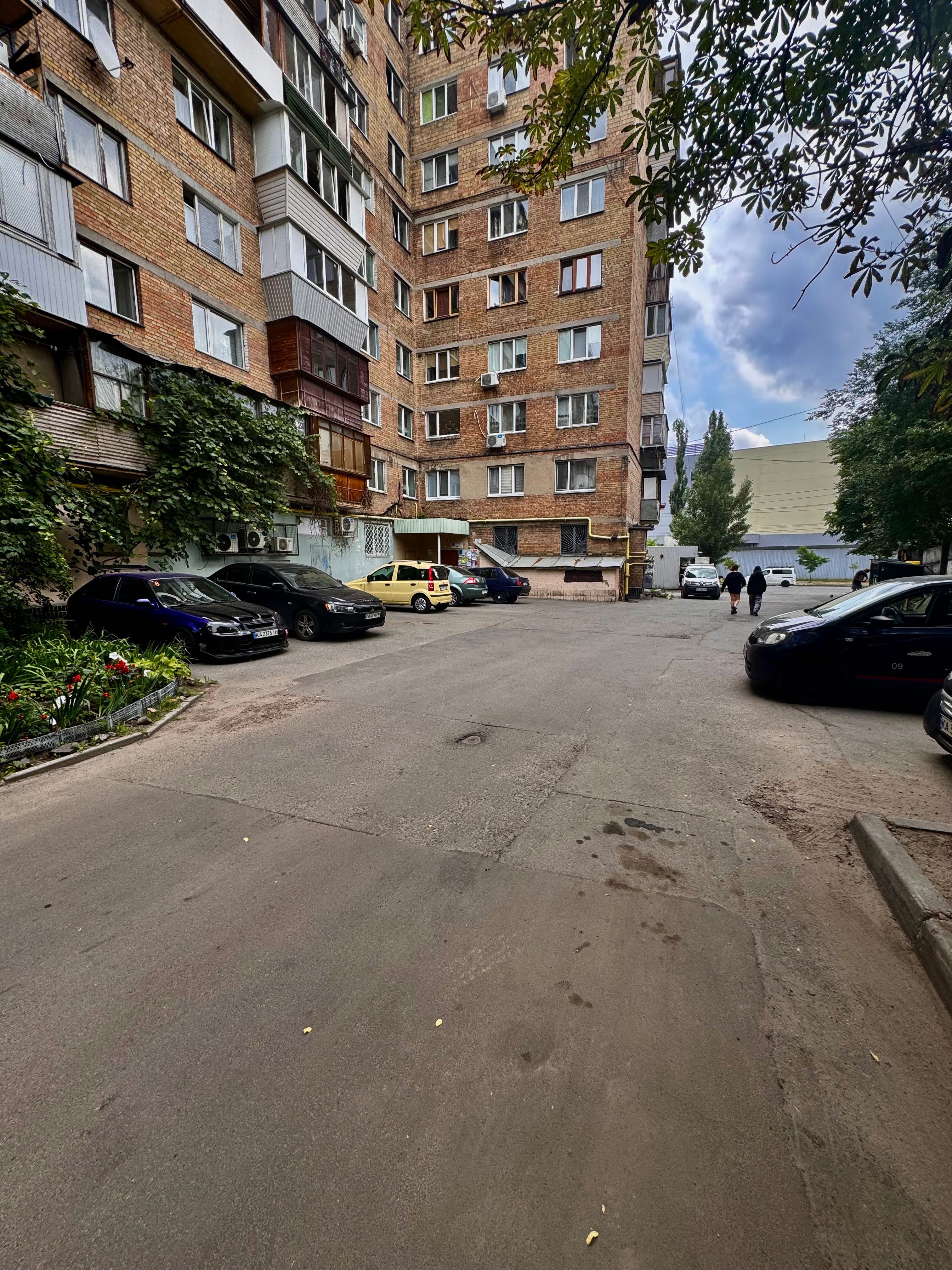 Продаж просторої двокімнатної квартири по вул.Кирилівській. Без %.