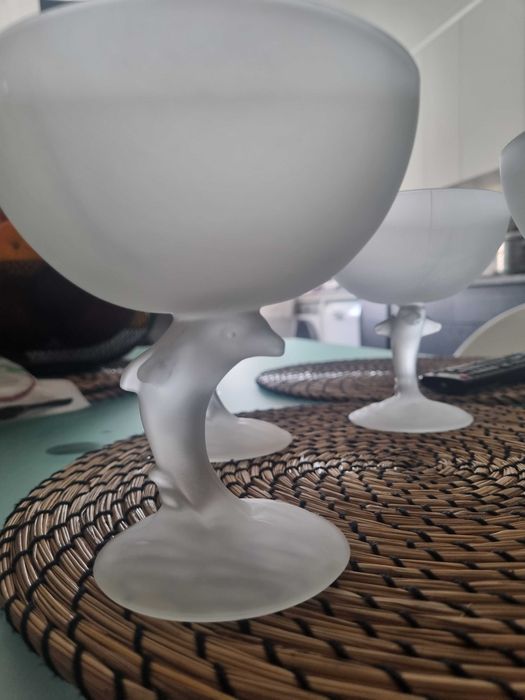 Vintage  4 taças com haste de formato golfinho em vidro fosco,