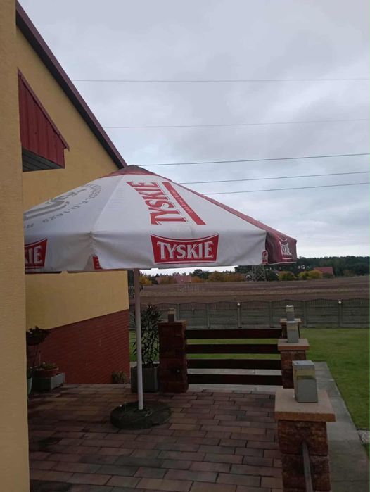 Duzy parasol ogrodowy plus kamien