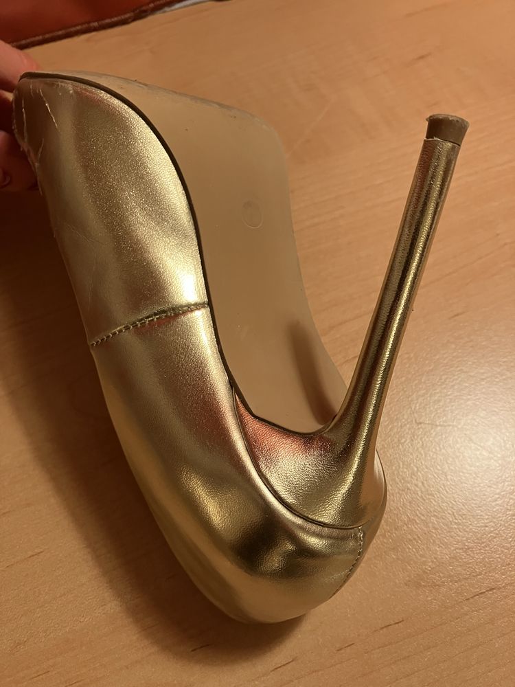 Vendo sapatos de salto alto dourados