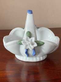 Porcelanowy koszyczek z niebieskimi kwiatkami.
