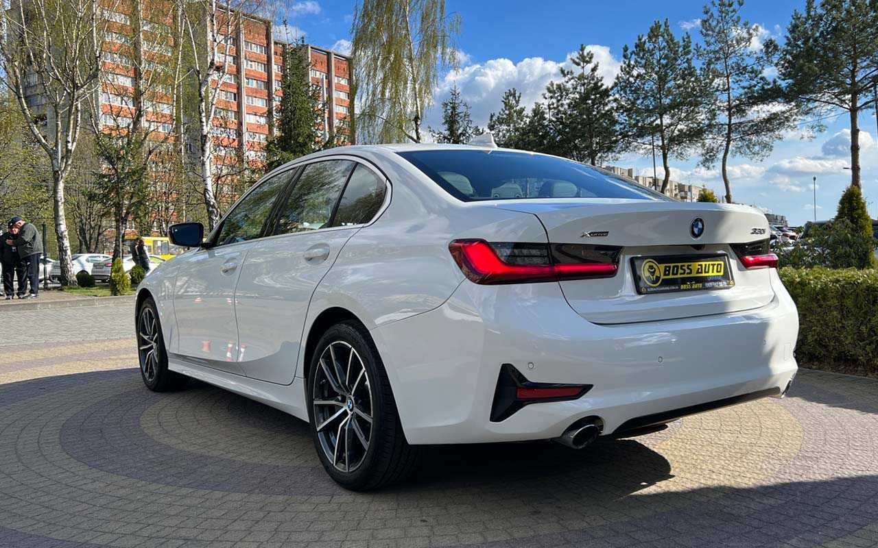BMW 330 2019 року