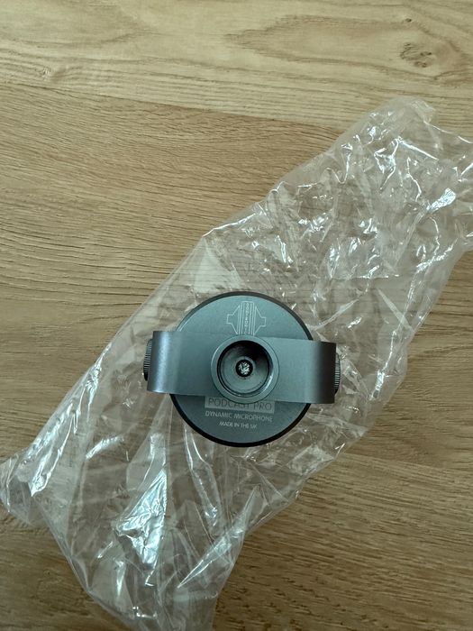 Microfone dinâmico com padrão supercardióide rígido - Como novo