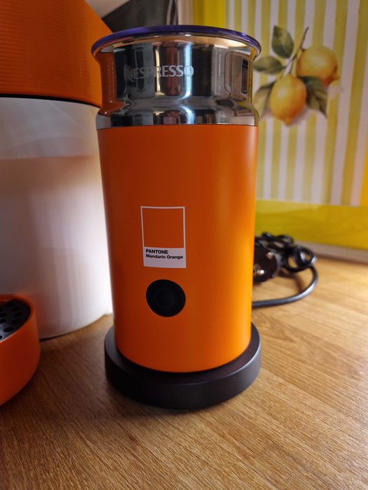 Ekspres Vertuo Pop Pantone Mandarin Orange + Spieniacz + kawa Gratis