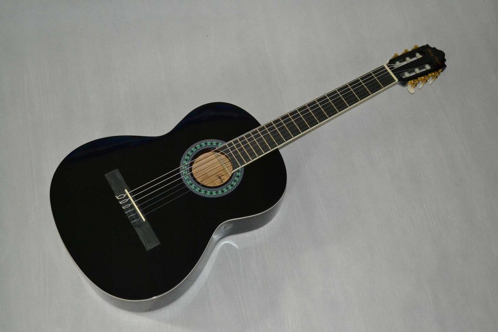 HARLEY BENTON CG200-BK 4/4 nowa gitara klasyczna ustawiona lutniczo
