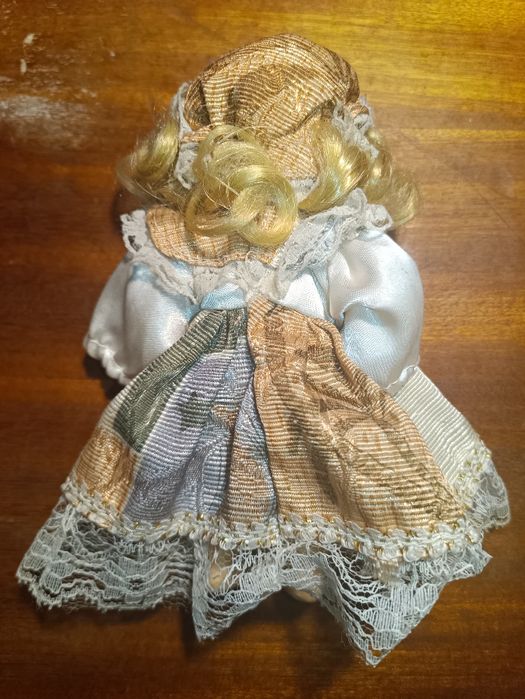 3 bonecas de porcelana