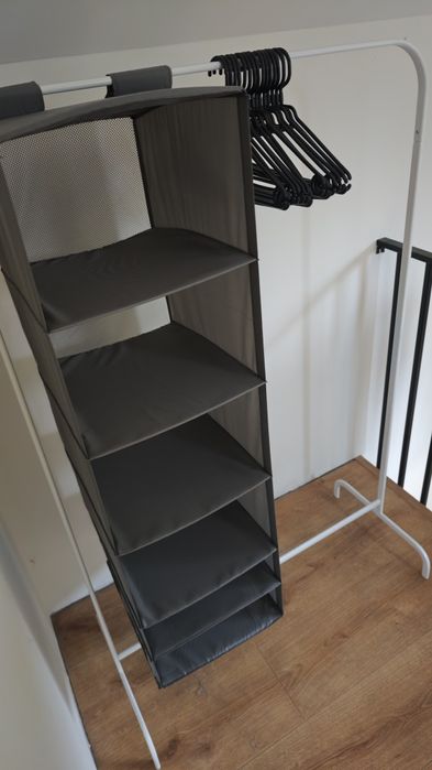 Wieszak na ubrania z półką wiszącą plus wieszaki